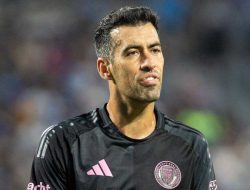Busquets Gantung Sepatu, Barca Kirim Pesan Menyentuh!