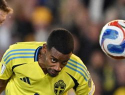 Swedia Krisis! Pelatih Dipecat, Isak Meradang