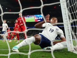 Watkins Tabrak Tiang! Inggris Lega, Cedera Tak Parah