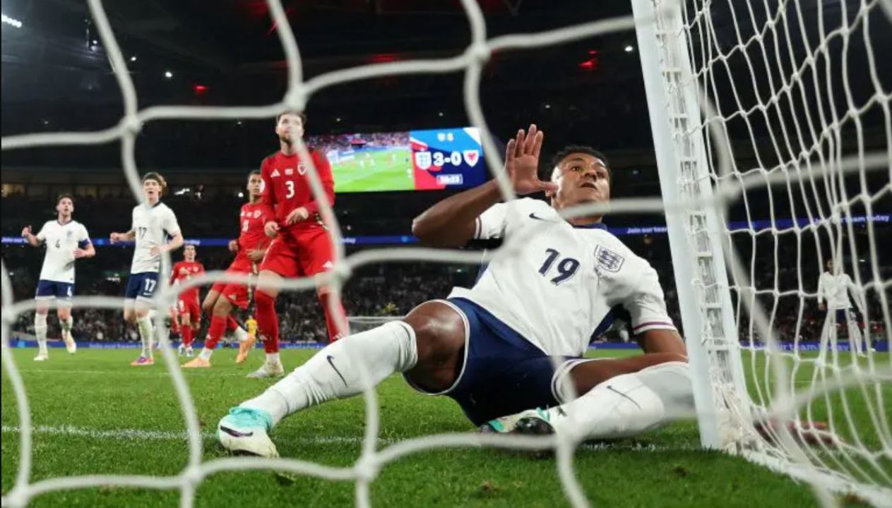 Watkins Tabrak Tiang! Inggris Lega, Cedera Tak Parah
