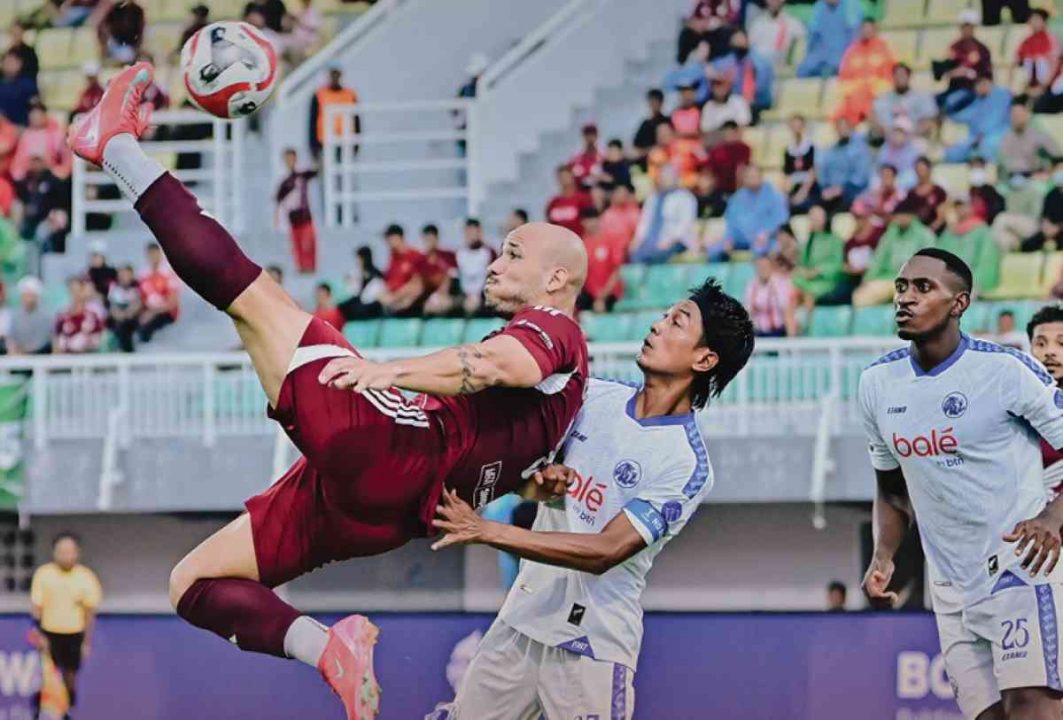 Arema FC Comeback Dramatis, PSM Terancam!