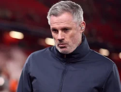 MU Kalah, Carragher Geram! Kartu Merah Martinez Kontroversi?